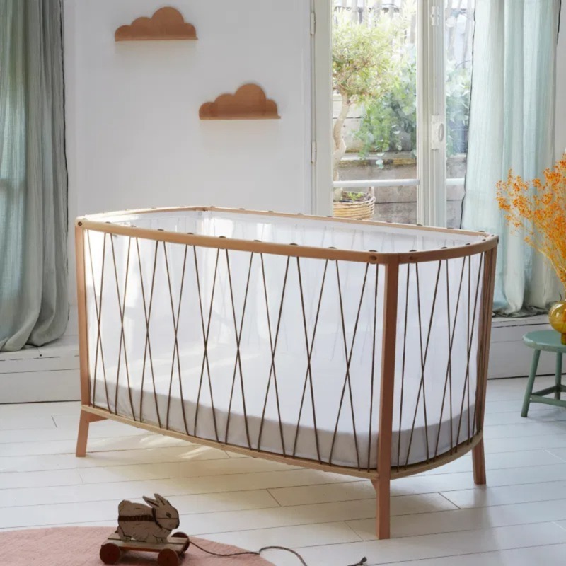 Ce lit est non seulement très design mais aussi très pratique ! Il est évolutif ! Un bon investissement car l'enfant grandit tellement vite... Son côté très aérien ne surcharge pas la chambre, même si elle est petite.